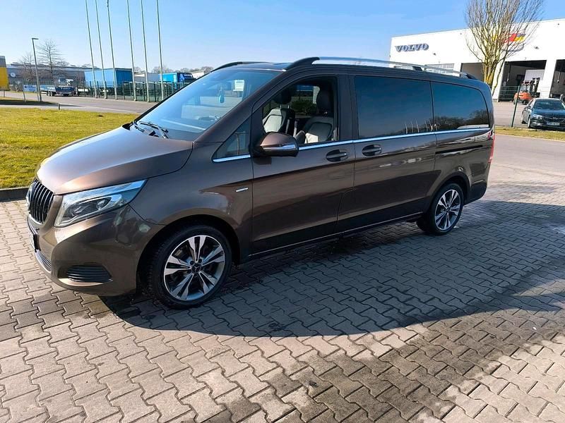 Braun Gebraucht 2015 Mercedes V250 Van / Kleinbus | 27.000 € - Bild 1/4