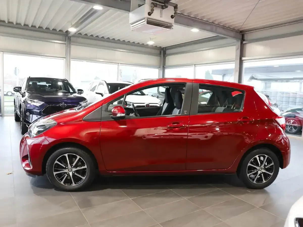 Gebraucht Toyota Yaris Basis 111 PS (81 kW) 2018 Tokiorot perleffekt Kleinwagen