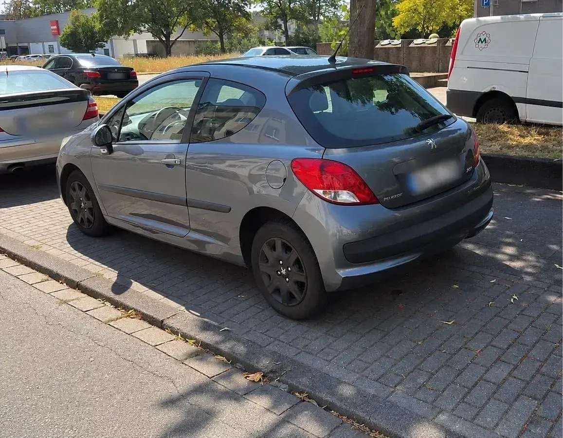 Gebraucht Peugeot 207 73 PS (53 kW) 2011 Grau Kleinwagen