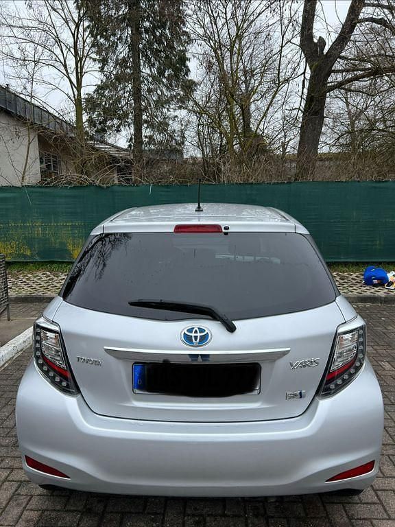 Gebraucht Toyota Yaris 75 PS (55 kW) 2013 Grau Kleinwagen