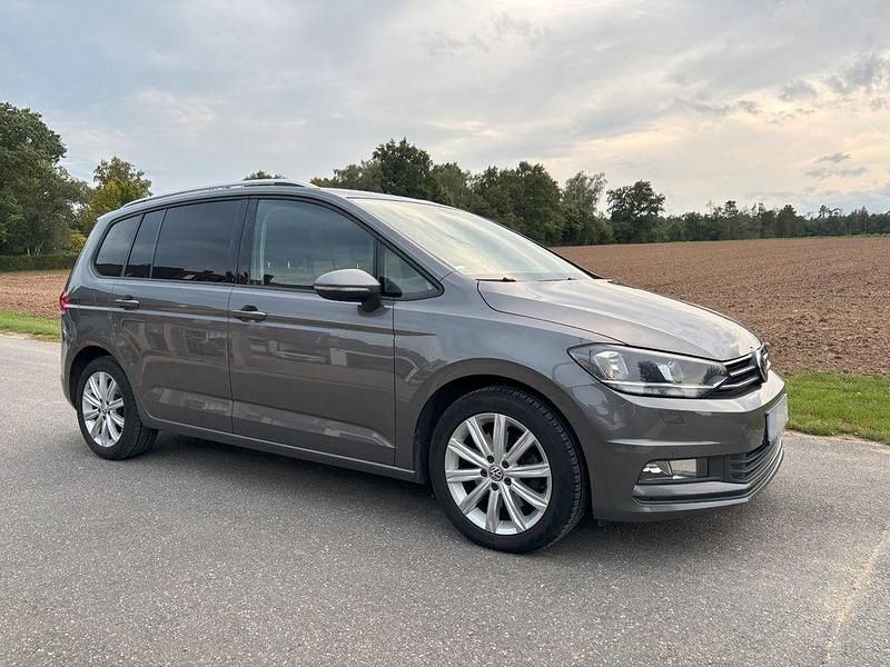 Grau Gebraucht 2015 VW Touran Comfortline Van / Kleinbus | 11.900 € (Teuer) - Bild 1/4