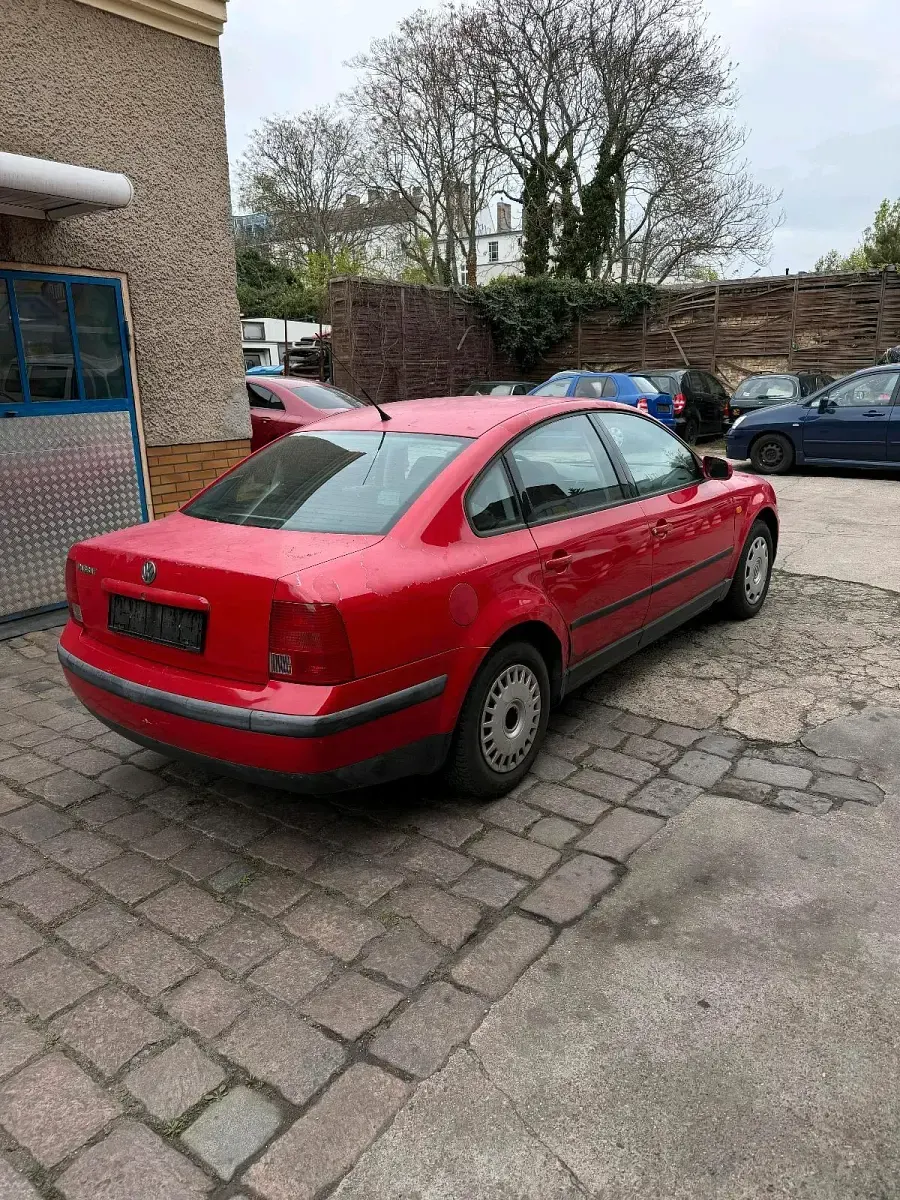 Gebraucht VW Passat 100 PS (73 kW) 1998 Rot Limousine