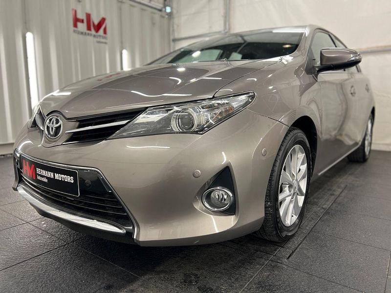 Braun Gebraucht 2013 Toyota Auris Edition Limousine | 8.447 € (Guter Preis) - Bild 1/4