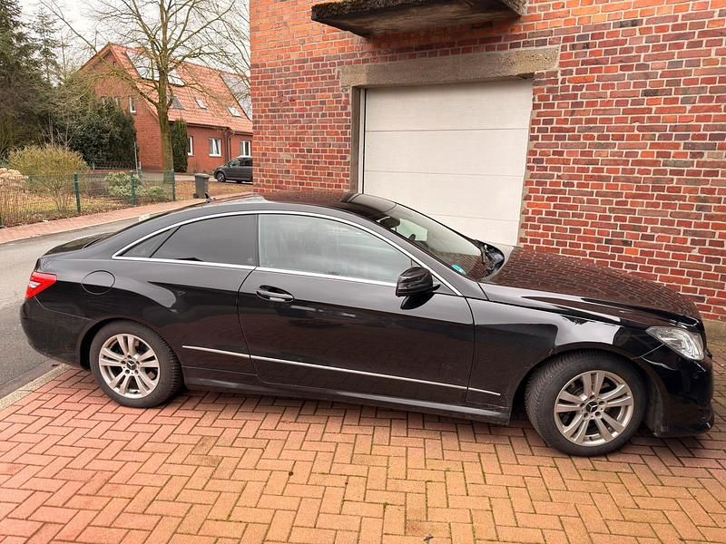 Gebraucht Mercedes E200 AMG 184 PS (135 kW) 2012 Schwarz Coupé