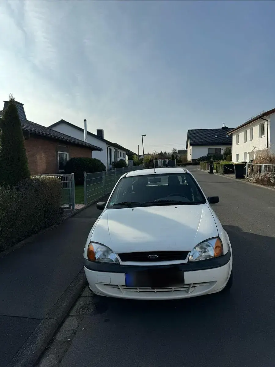 Gebraucht Ford Fiesta Futura 60 PS (44 kW) 2000 Weiß Kleinwagen