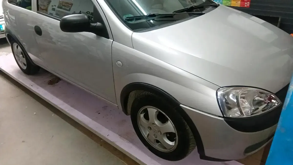 Używany Opel Corsa 58 KM (42 kW) 2002 Srebrny Hatchback