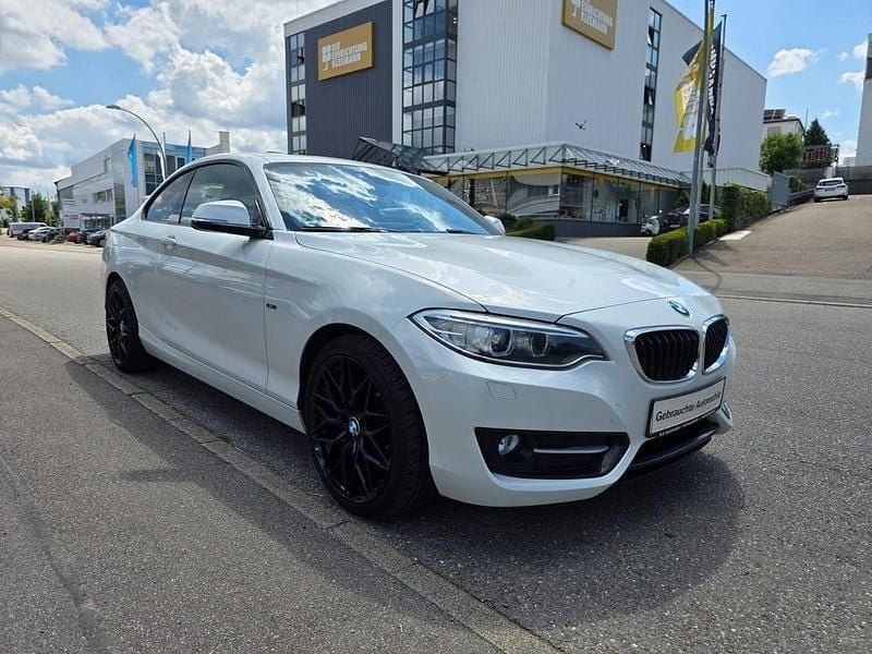 Weiß Gebraucht 2015 BMW 220 Sport Line Coupé | 15.990 € (Fairer Preis) - Bild 1/4