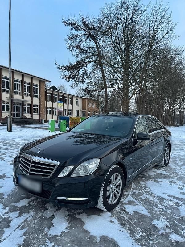 Schwarz Gebraucht 2010 Mercedes E300 Limousine | 8.000 € (Etwas zu teuer) - Bild 1/4