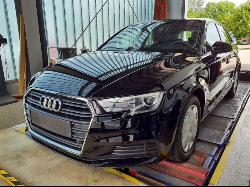 Schwarz Gebraucht 2020 Audi A3 Sportback Basis Limousine | 18.990 € (Guter Preis) - Bild 1/3