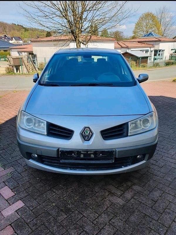 Silber Gebraucht 2006 Renault Mégane II Authentique Limousine | 1.600 € (Fairer Preis) - Bild 1/4