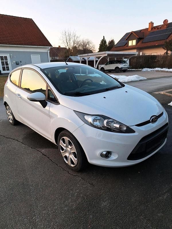 Gebraucht Ford Fiesta 65 PS (47 kW) 2012 Weiß Kleinwagen