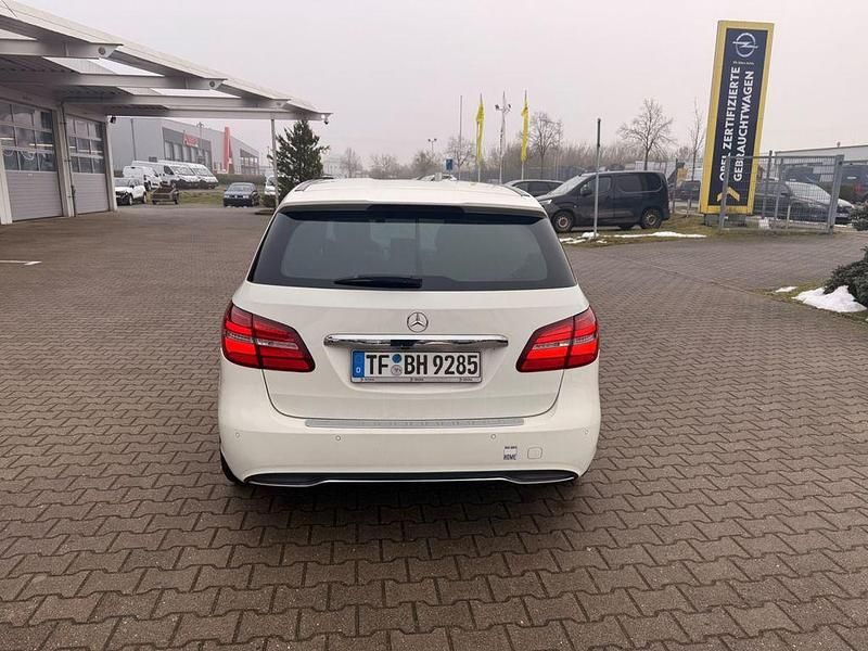 Gebraucht Mercedes B180 109 PS (80 kW) 2016 Weiß Van / Kleinbus