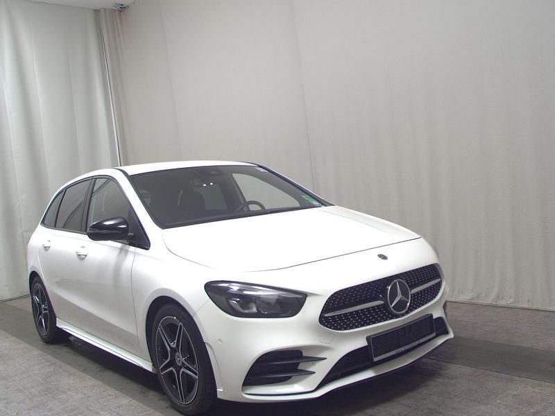 Gebraucht Mercedes B200 AMG line 163 PS (119 kW) 2020 Weiss Van / Kleinbus