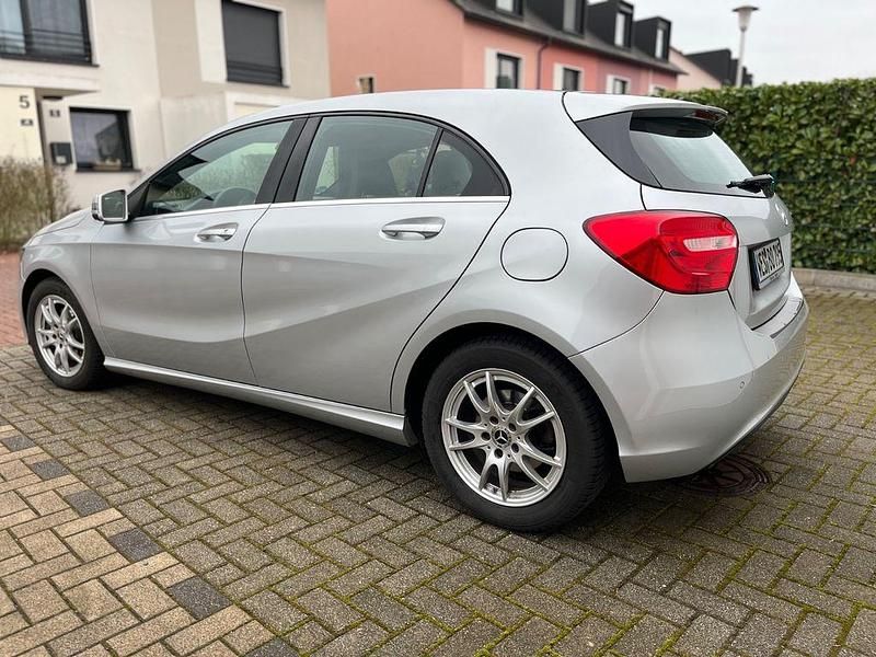 Gebraucht Mercedes A180 Style 122 PS (89 kW) 2015 Silber Limousine