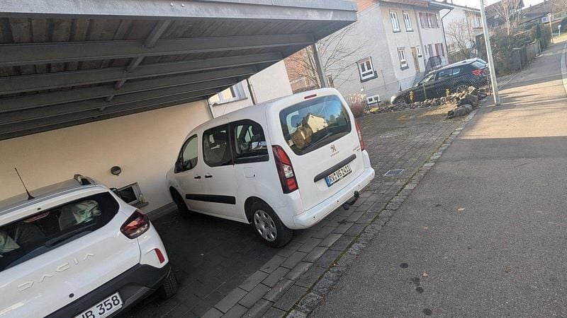 Weiß Gebraucht 2016 Peugeot Partner Tepee Active Van / Kleinbus | 8.300 € (Guter Preis) - Bild 1/4