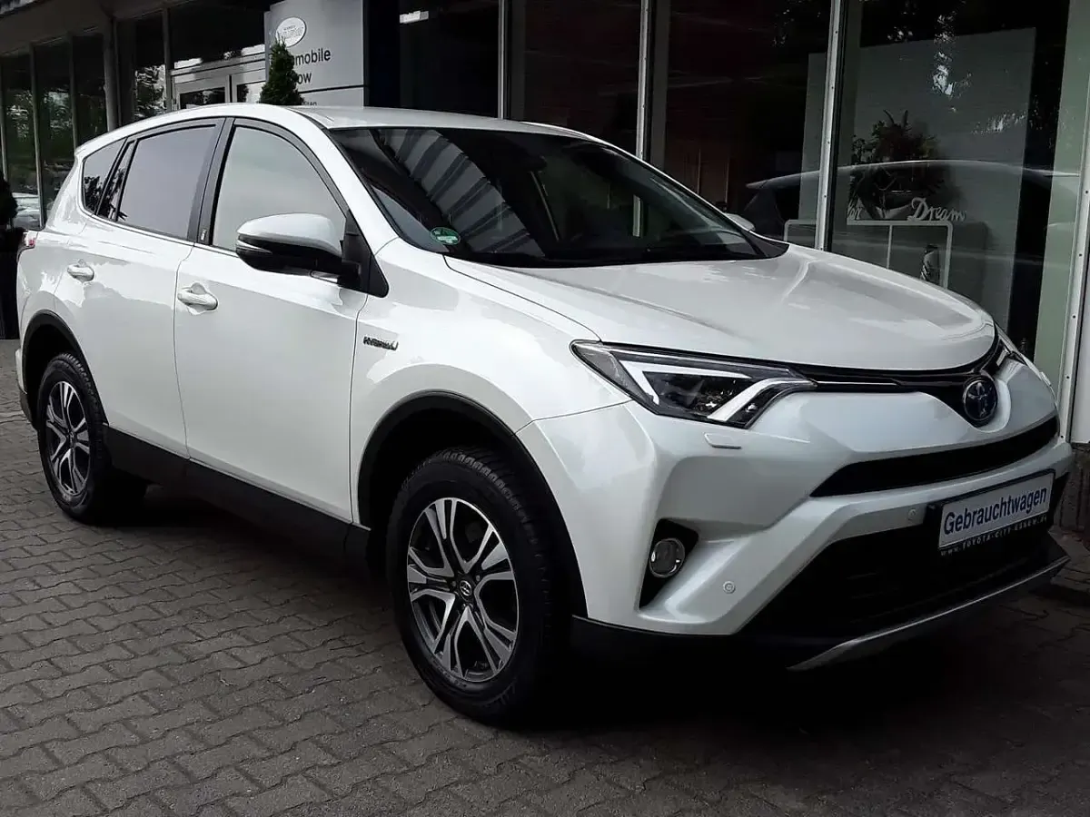 Gebraucht Toyota RAV4 Hybrid Style 155 PS (114 kW) 2018 White pearl cs SUV