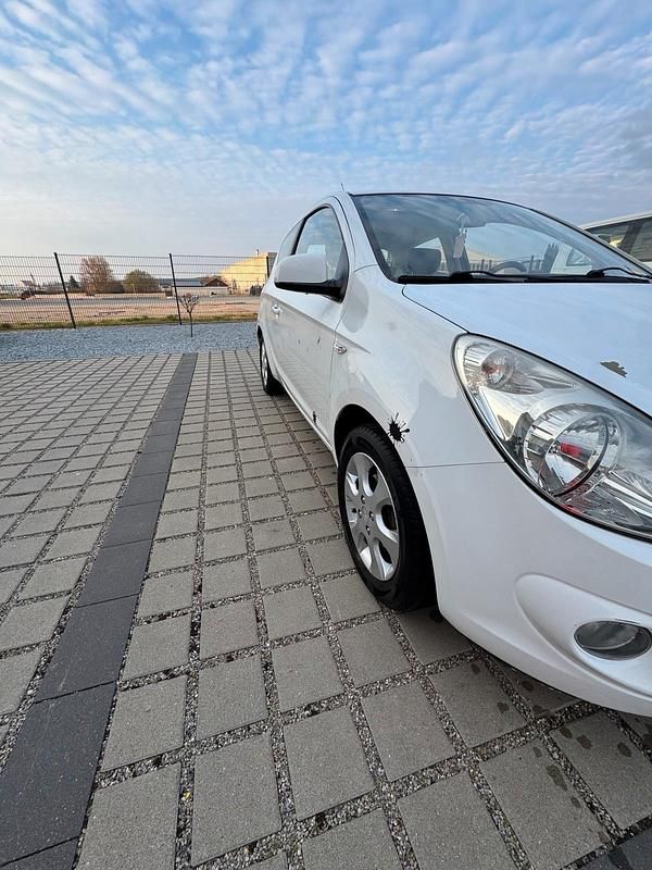 Gebraucht Hyundai i20 72 PS (52 kW) 2010 Weiß Kleinwagen