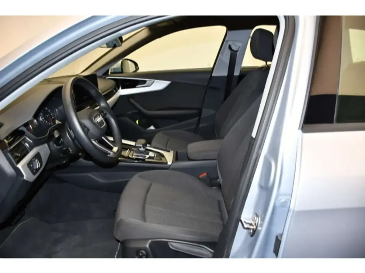 Gebraucht Audi A4 Ambiente 136 PS (100 kW) 2025 Florettsilber metallic Kombi