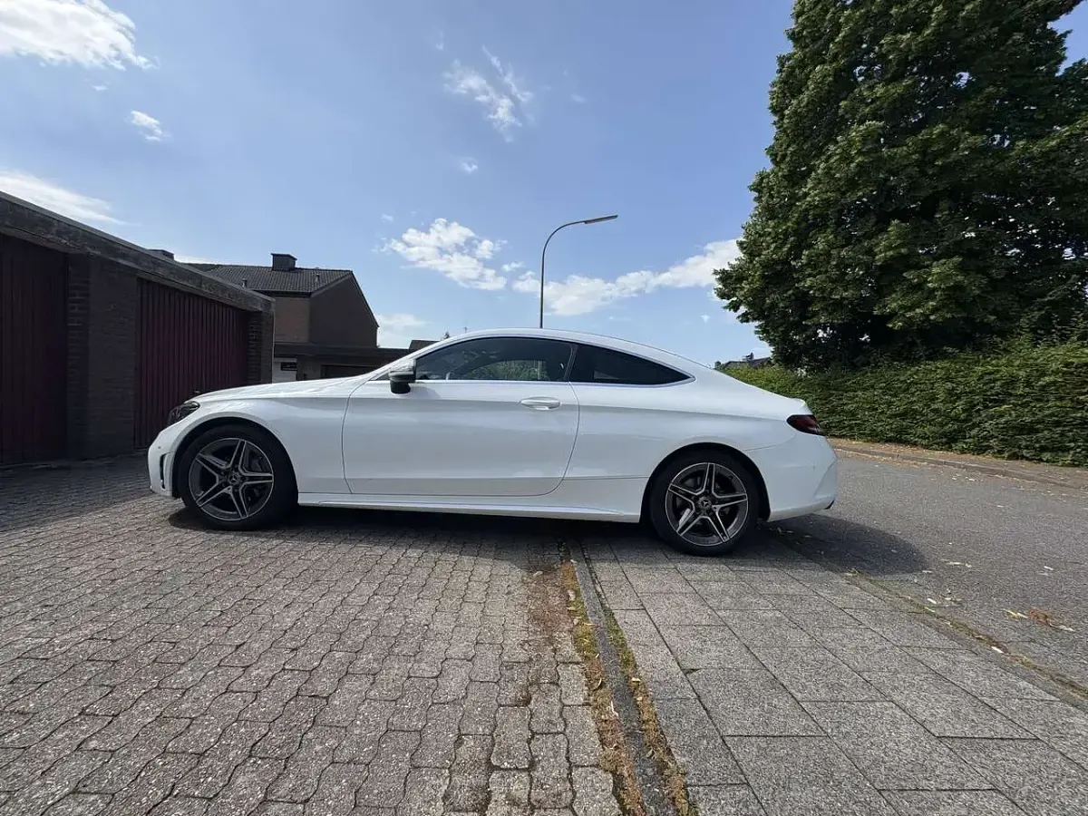 Gebraucht Mercedes C180 156 PS (114 kW) 2019 Weiß Coupé