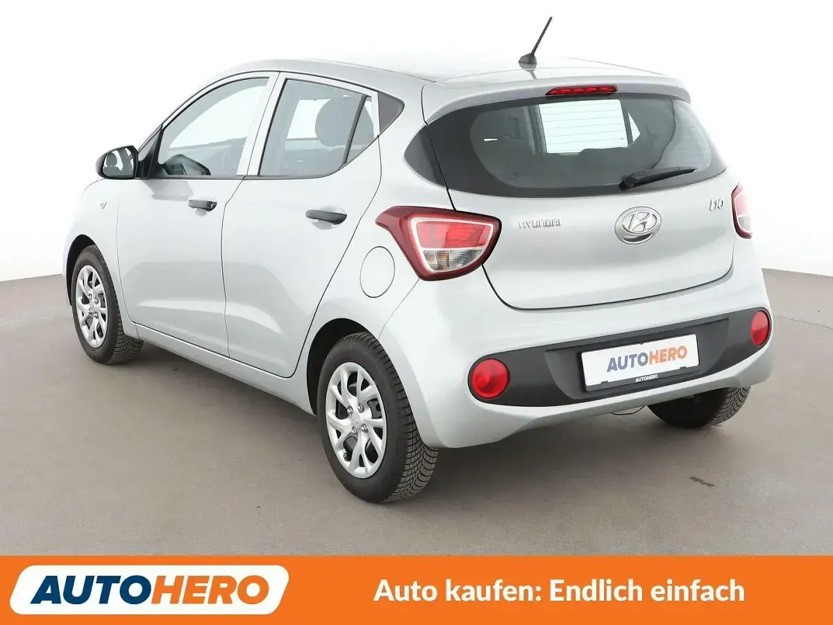 Gebraucht Hyundai i10 Basis 67 PS (49 kW) 2017 Silber Kleinwagen