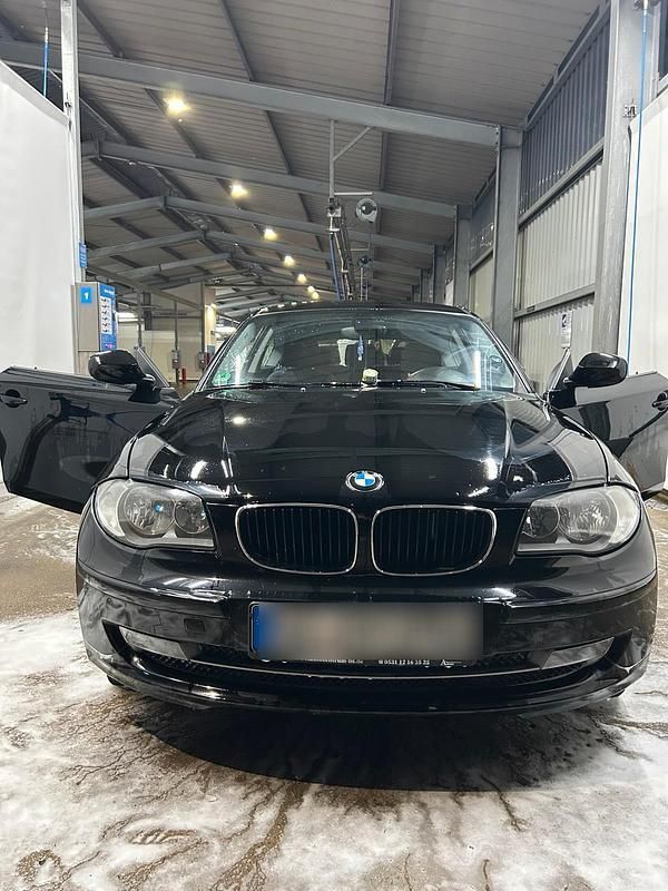 Schwarz Gebraucht 2010 BMW 118 Kleinwagen | 2.600 € (Guter Preis) - Bild 1/4