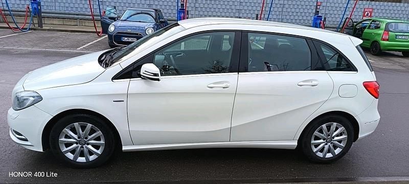 Gebraucht Mercedes 180 122 PS (89 kW) 2012 Weiß Limousine