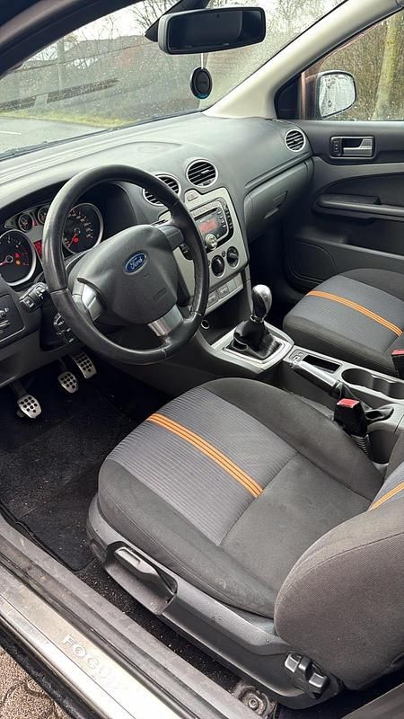 Gebraucht Ford Focus 101 PS (74 kW) 2010 Schwarz Limousine