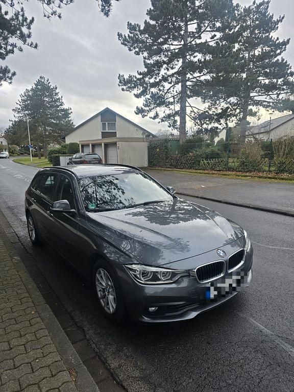 Grau Gebraucht 2018 BMW 318 Kombi | 12.999 € (Superpreis) - Bild 1/4