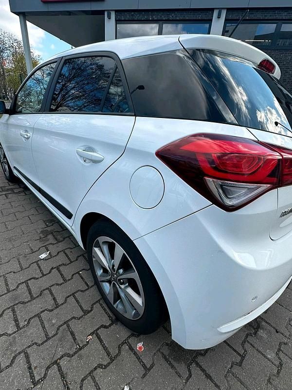 Gebraucht Hyundai i20 84 PS (61 kW) 2017 Weiß Kleinwagen