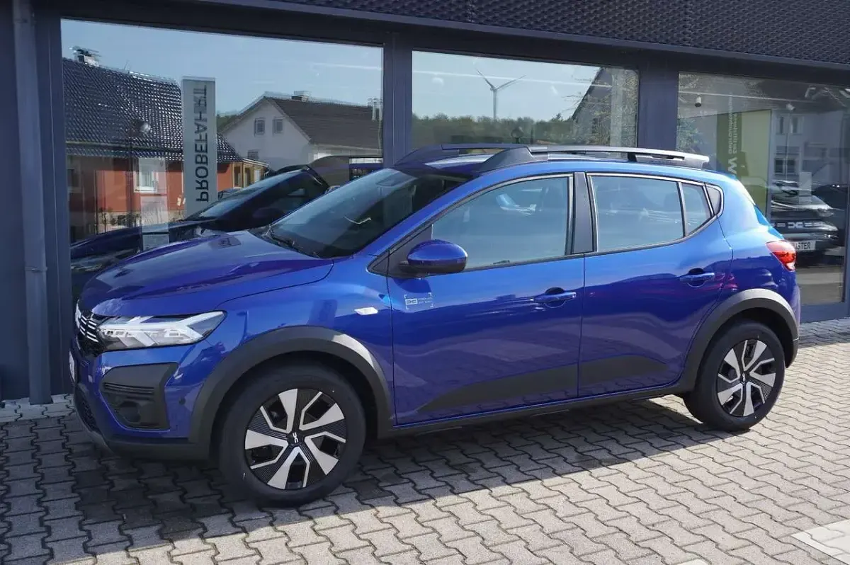 Neu Dacia Sandero Expression 91 PS (66 kW) 2025 Ironblau metallic Limousine