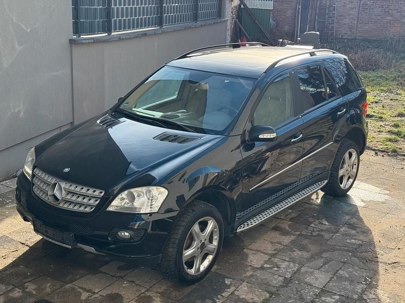 Schwarz Gebraucht 2007 Mercedes ML320 SUV | 5.600 € (Guter Preis) - Bild 1/4