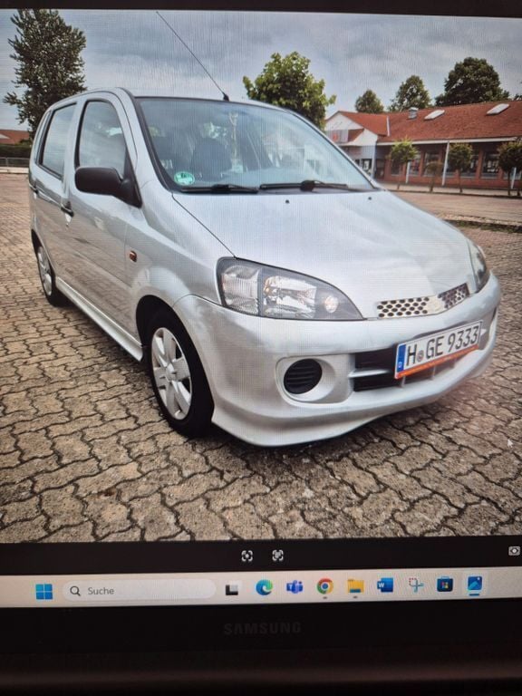Silber Gebraucht 2006 Daihatsu YRV Van / Kleinbus | 1.999 € - Bild 1/4