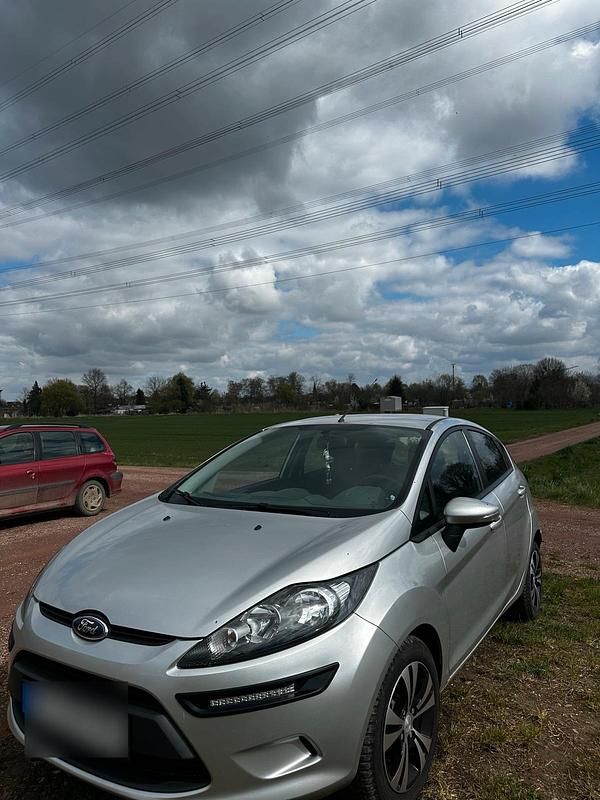 Gebraucht Ford Fiesta Titanium 82 PS (60 kW) 2011 Grau Kleinwagen