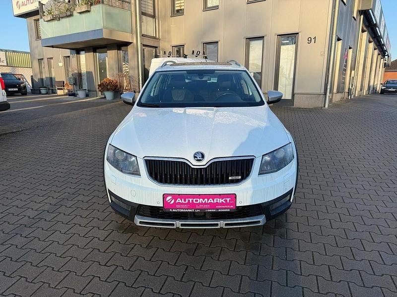Gebraucht Skoda Octavia Scout 4x4 150 PS (110 kW) 2015 Weiß Kleinwagen