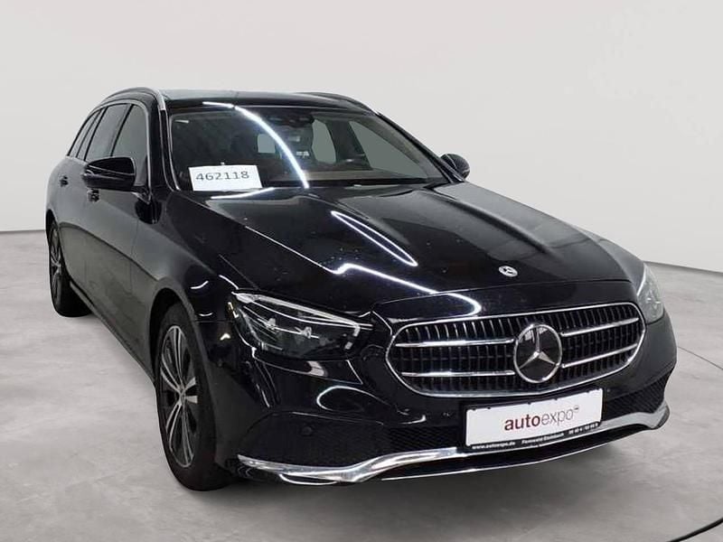 Obsidianschwarz metallic Gebraucht 2022 Mercedes E400 Avantgarde Kombi | 37.890 € (Fairer Preis) - Bild 1/4