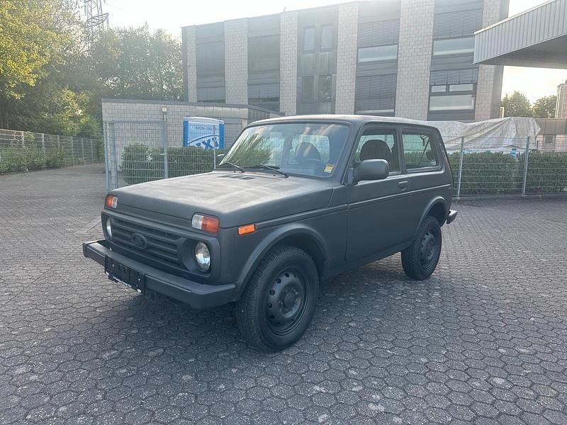 Schwarz Gebraucht 2011 Lada niva SUV | 5.900 € (Superpreis) - Bild 1/4