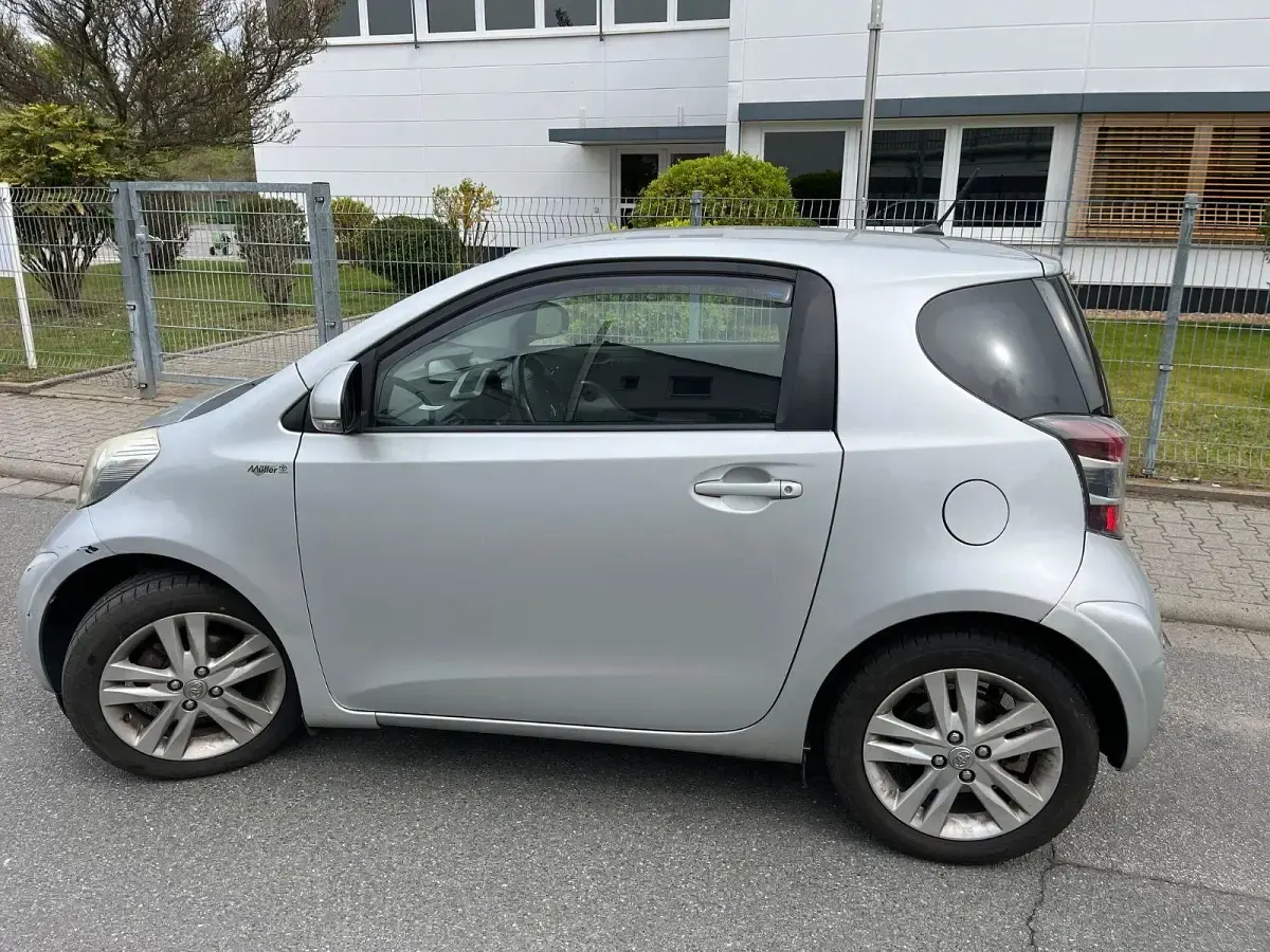 Gebraucht Toyota iQ 68 PS (50 kW) 2009 Silber Kleinwagen