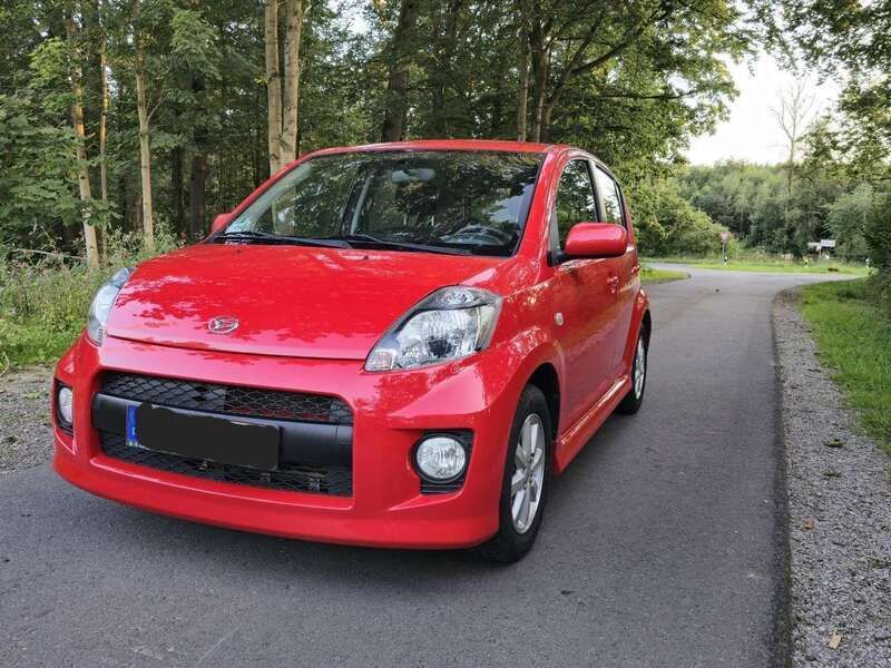 Rot Gebraucht 2009 Daihatsu Sirion Kleinwagen | 3.990 € (Etwas zu teuer) - Bild 1/4