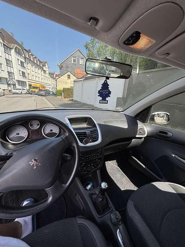 Weiß Gebraucht 2009 Peugeot 206+ Kleinwagen | 2.600 € (Fairer Preis) - Bild 1/4