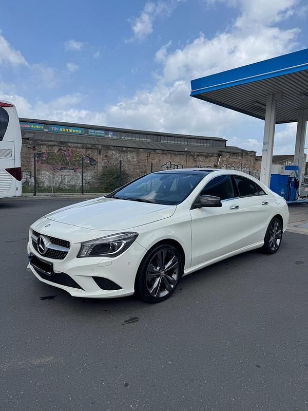 Weiß Gebraucht 2015 Mercedes CLA200 Coupé | 19.000 € (Fairer Preis) - Bild 1/4