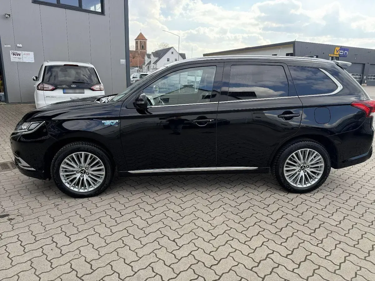 Gebraucht Mitsubishi Outlander P-HEV Plus 224 PS (164 kW) 2021 Schwarz SUV
