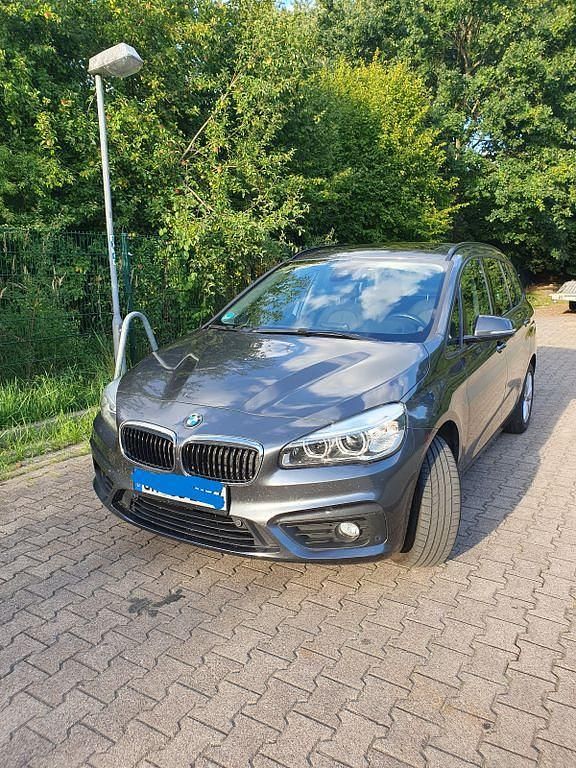 Grau Gebraucht 2017 BMW 218 Gran Tourer Van / Kleinbus | 12.900 € (Guter Preis) - Bild 1/4
