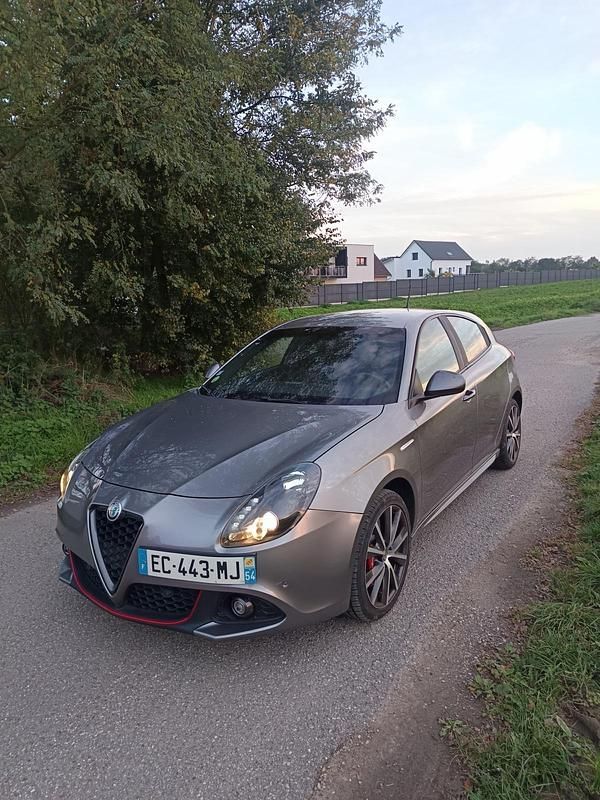 Grau Gebraucht 2016 Alfa Romeo Giulietta Lusso Kleinwagen | 6.500 € (Fairer Preis) - Bild 1/4