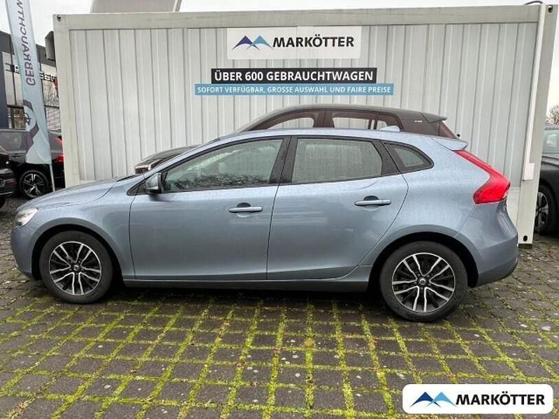 Gebraucht Volvo V40 Momentum 122 PS (89 kW) 2017 Blau Limousine