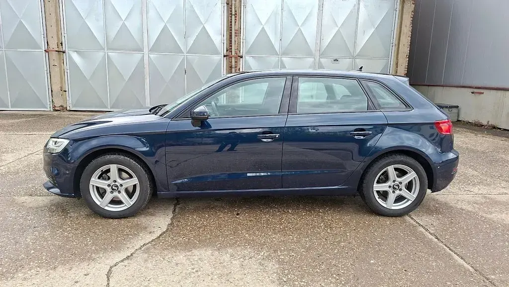 Gebraucht Audi A3 Comfort 131 PS (96 kW) 2019 Blau Limousine