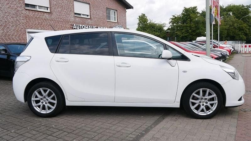 Gebraucht Toyota Verso Travel 147 PS (108 kW) 2012 Weiß Van / Kleinbus