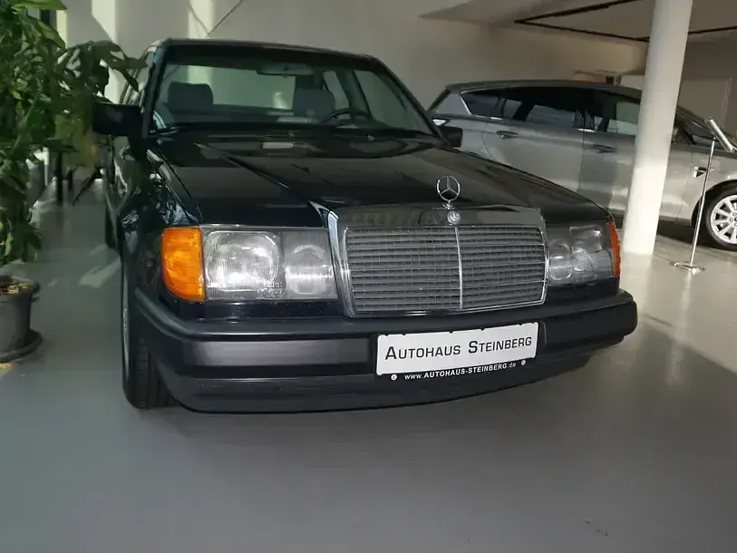 Gebraucht Mercedes E260 160 PS (117 kW) 1987 Blau (metallic) Limousine