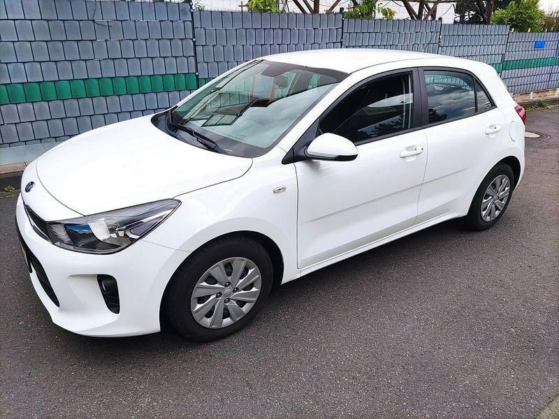 Weiß Gebraucht 2017 Kia Rio Edition 7 Limousine | 10.980 € (Fairer Preis) - Bild 1/4