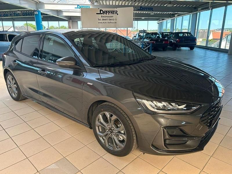 Grau Gebraucht 2024 Ford Focus ST-Line X Limousine | 26.990 € (Fairer Preis) - Bild 1/4