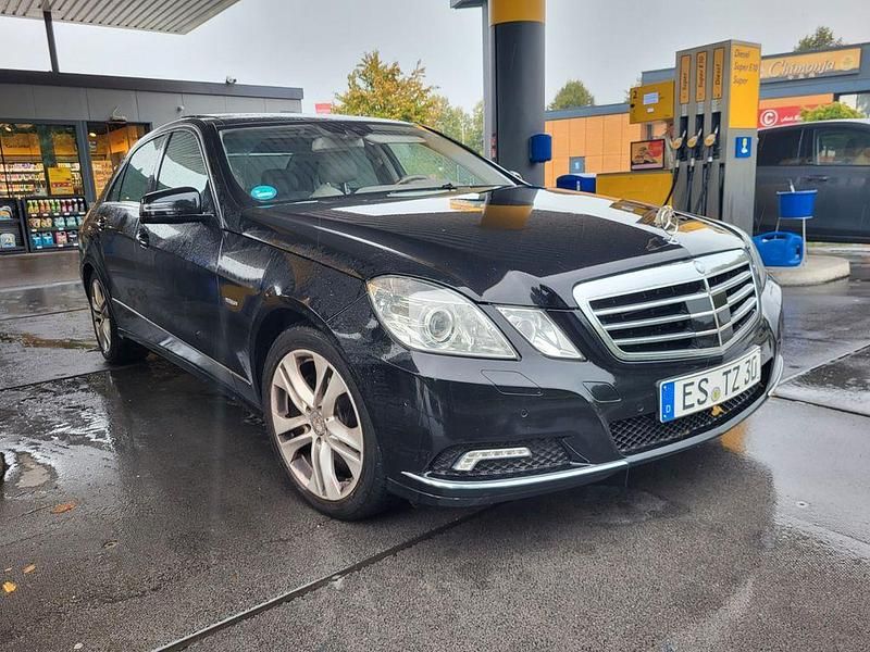 Schwarz Gebraucht 2010 Mercedes E350 Limousine | 6.700 € (Superpreis) - Bild 1/4